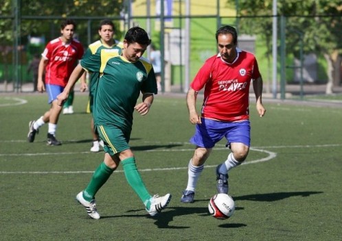 jugar futbol