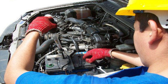 reparar la batería de un automóvil