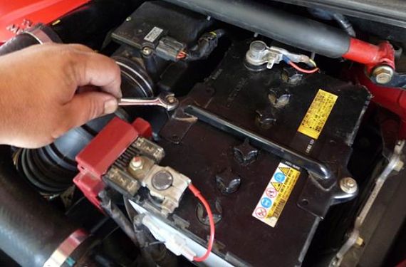 reparar la batería de un automóvil
